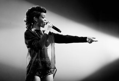 183148853da035 rihanna perf